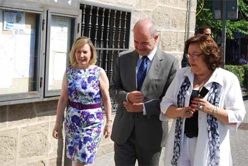 El ministro de Política Territorial, con la alcaldesa y la delegada del Gobierno en Madrid