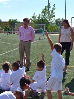 Unos 100 niños disfrutan del campamento de fútbol para la integración