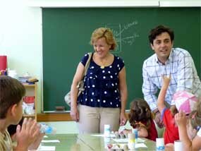 En la fotografía, el regidor galapagueño y la edil de Educación, visitando los campamentos.