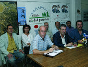 Los candidatos de IU, con Gregorio Gordo a la derecha, durante la rueda de prensa (Foto: E. P.)