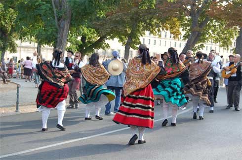 El colorido de los trajes romeros vuelve a las calles de San Lorenzo de El Escorial 