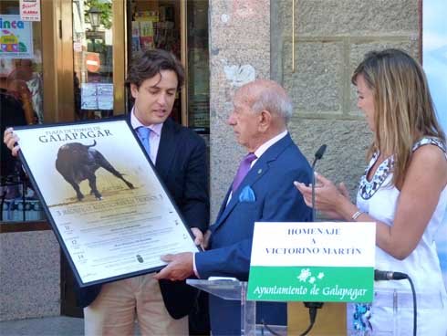 El ganadero Victorino Martín recibe el homenaje de su pueblo