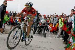 Nibali se coronó en el infierno de una Bola abarrotada