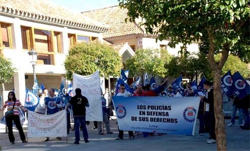 Los agentes se concentraron a las puertas del Ayuntamiento 