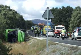 La colisión entre un autobús y un turismo en Navalagamella deja 14 heridos