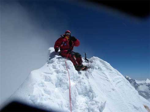 Carlos Soria con la bandera de España en la cima del Manaslu; 