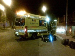 Imagen de la ambulancia del SUMMA en el lugar donde fue atropellada la mujer (Foto: Comunidad de Madrid)