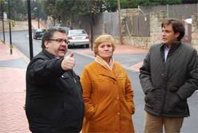 El alcalde y el edil de Obras (izquierda), visitando la remodelada zona de El Pocillo 