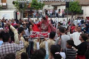 La asociación simuló una boda tradicional en Galapagar