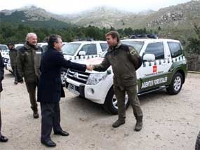 Granados entrega en Navacerrada 22 nuevos ‘todoterreno’ para el cuerpo de agentes forestales  