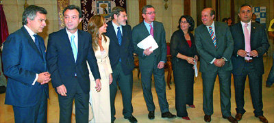 Ruiz Gallardón, con Jaime Lissavetzky y Santiago Fisas, entre otros, tras el pleno (Foto: AYTO. MADRID)