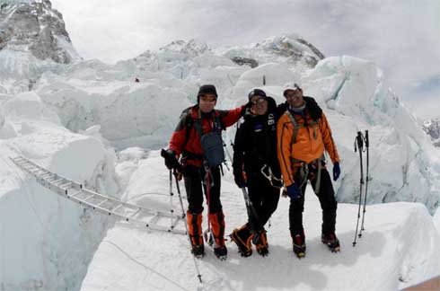 Carlos Soria, con Oiarzábal a pie del Lhotse 