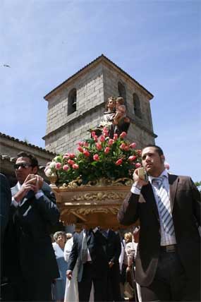 Imagen del santo en procesión por las calles del Pueblo (Foto: E. F.)