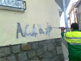 Operación limpieza de pintadas en Valdemorillo