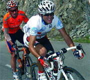 Valverde, con Mayo a rueda, subiendo la Croix de Fer en el Dauphiné de este año (Foto: ARCHIVO)