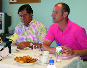 El alcalde, junto al concejal de Festejos, durante la rueda de prensa ofrecida el lunes (Foto:  E. P.)