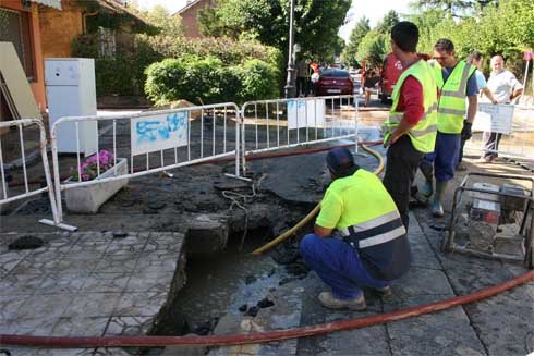 Garajes y locales inundados por la rotura de una tubería del Canal de Isabel II en Torrelodones