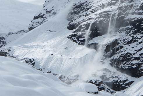 Un momento de la avalancha producida en el inicio de la ruta al campo 1  (Foto: / DARÍO RODRÍGUEZ (CAMPO BASE))