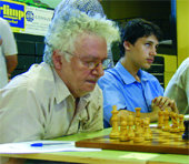 Suba, en primer plano, durante el Open 2003; a su lado, el campeón búlgaro Ivan Cheparinov (Foto: ARCHIVO)