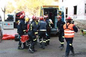 Los bomberos del ERICAM ensayan en Navacerrada un simulacro de terremoto en un país extranjero