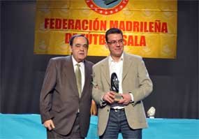 Jaime Fresno, redactor de Deportes de ‘El Faro del Guadarrama’, premiado en la gala anual de la Federación Madrileña de Fútbol Sala