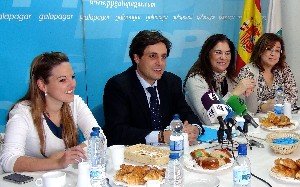 Daniel Pérez, con Carla Greciano, Lola Bermúdez y Carmen Casahorrán