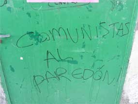 La sede de IU en Hoyo de Manzanares aparece con pintadas de ‘comunistas al paredón’