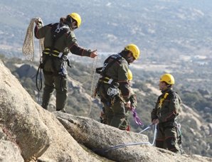 Imagen de los agentes forestales en la Sierra de Hoyo