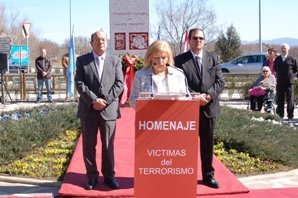 Ángeles Pedraza, presidenta de la AVT, con los alcaldes de El Escorial y San Lorenzo (Foto: Cedida)