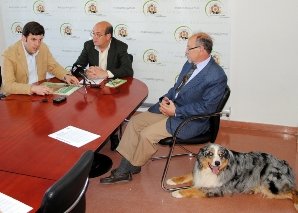 el juez internacional Carlos de Guinea (derecha), con el alcalde, Antonio Vicente, y el edil de Festejos, Ignacio Parra (Foto: Cedida)