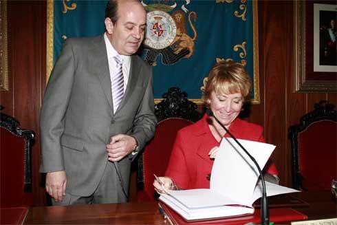 El pleno aprueba el nombramiento de Esperanza Aguirre como hija adoptiva