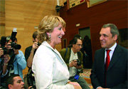 La presidenta regional, Esperanza Aguirre, habla con el líder socialista, Rafael Simancas (Foto: C. M.)