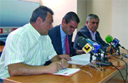 José Pablo González, con los dirigentes del PSOE local (Foto: A. O.)