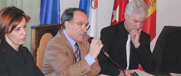 Jesús Sabugo, en el centro, en un pleno de febrero de 2004, cuando aún era concejal de Urbanismo en el Equipo de Gobierno entonces presidido por Luis García (Foto: ARCHIVO)