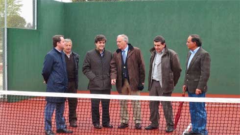 Parquelagos amplía su oferta deportiva con la creación de una pista de pádel