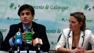 El alcalde, Daniel Pérez, y la portavoz del grupo municipal del PP, Carla Greciano