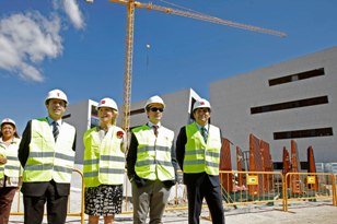 De izquierda a derecha: el consejero de Sanidad, la presidenta regional, el arquitecto y el alcalde de Collado Villalba (Foto: C. M.)