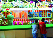 Dos niños en una atracción de las fiestas (Foto: ARCHIVO)