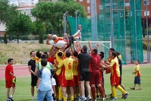 Los jugadores del CUC Villalba mantean a su entrenador, David Gordo (Foto: Enrique Peñas)