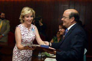 Esperanza Aguirre, recibiendo la distinción de manos del alcalde, Antonio Vicente (Foto: C. M.)