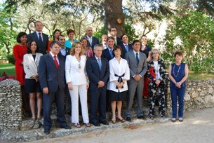 Foto de familia de los alcaldes y ediles de la zona con la rectora, Pilar Vélez (Foto: E. P.)