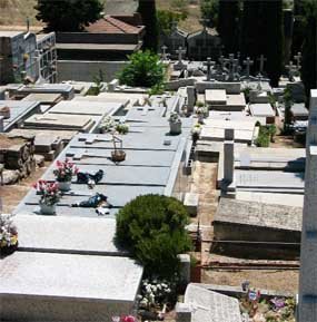 La Guardia Civil impide el robo de casi un centenar de crucifijos en el cementerio de Torrelodones