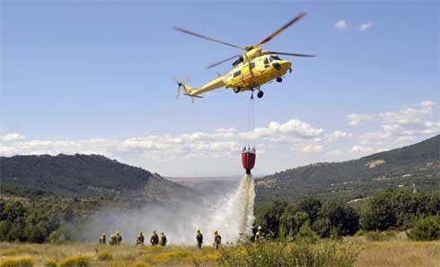 Casi 2.400 profesionales y 570 vehículos luchan contra el fuego este verano en la región