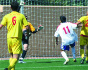 Gorka, autor del 0-1, observa cómo Toni para su remate, con Iván Pérez de espaldas (Foto: A. ORTEGA)