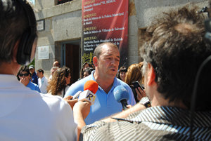 De la Fuente, atendiendo a los medios (Foto: A. R. C.)