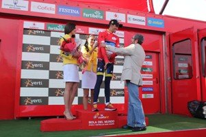 Alberto Contador, enfundándose el maillot rojo de líder tras la etapa con final en la Bola del Mundo (Foto: C. M.)