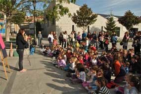 La ‘cuentacuentos’ Ana Griott reúne a 300 personas en la plaza Francisco Rabal de Alpedrete