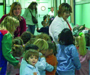 Alumnos de 5 años se dirigen a su clase (Foto: A. ORTEGA)