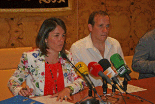 El edil de Juventud, Carlos Beltrán, con la alcaldesa, Elena Biurrun (Foto: Archivo)