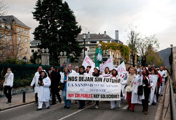 Imagen de la marcha celebrada en la tarde de ayer desde el hospital El Escorial hasta la plaza de la Constitución de San Lorenzo (Foto: José López)